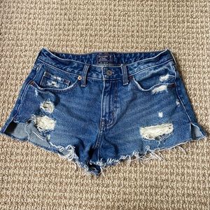 Abercrombie & Fitch low rise short
Cutie distressed jean shorts!